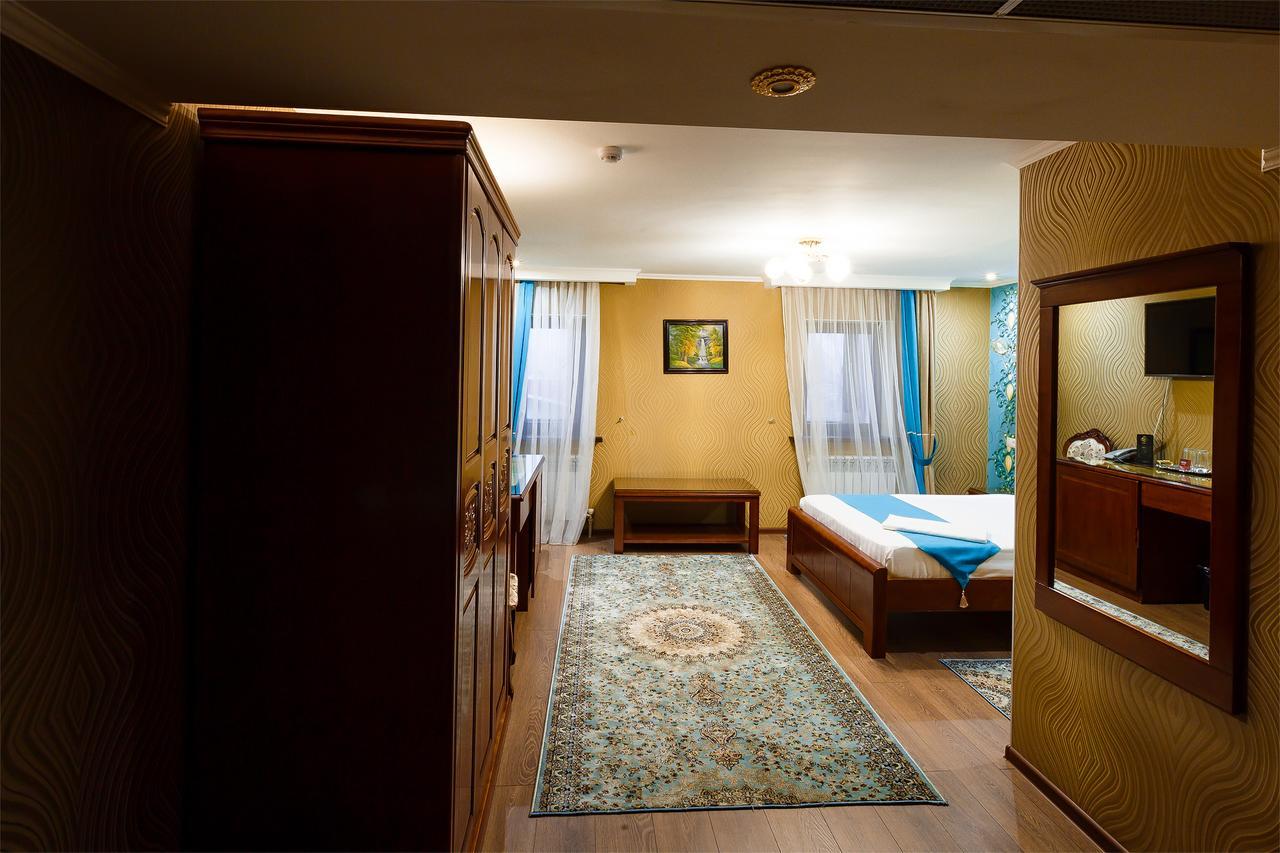 Salut Hotel Almaty Bagian luar foto