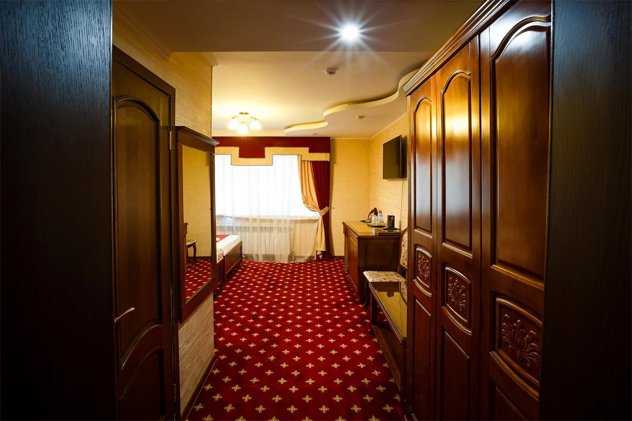 Salut Hotel Almaty Bagian luar foto